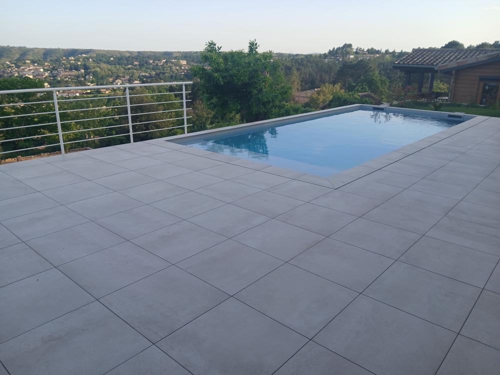 Terrasse avec margelles de piscine 1